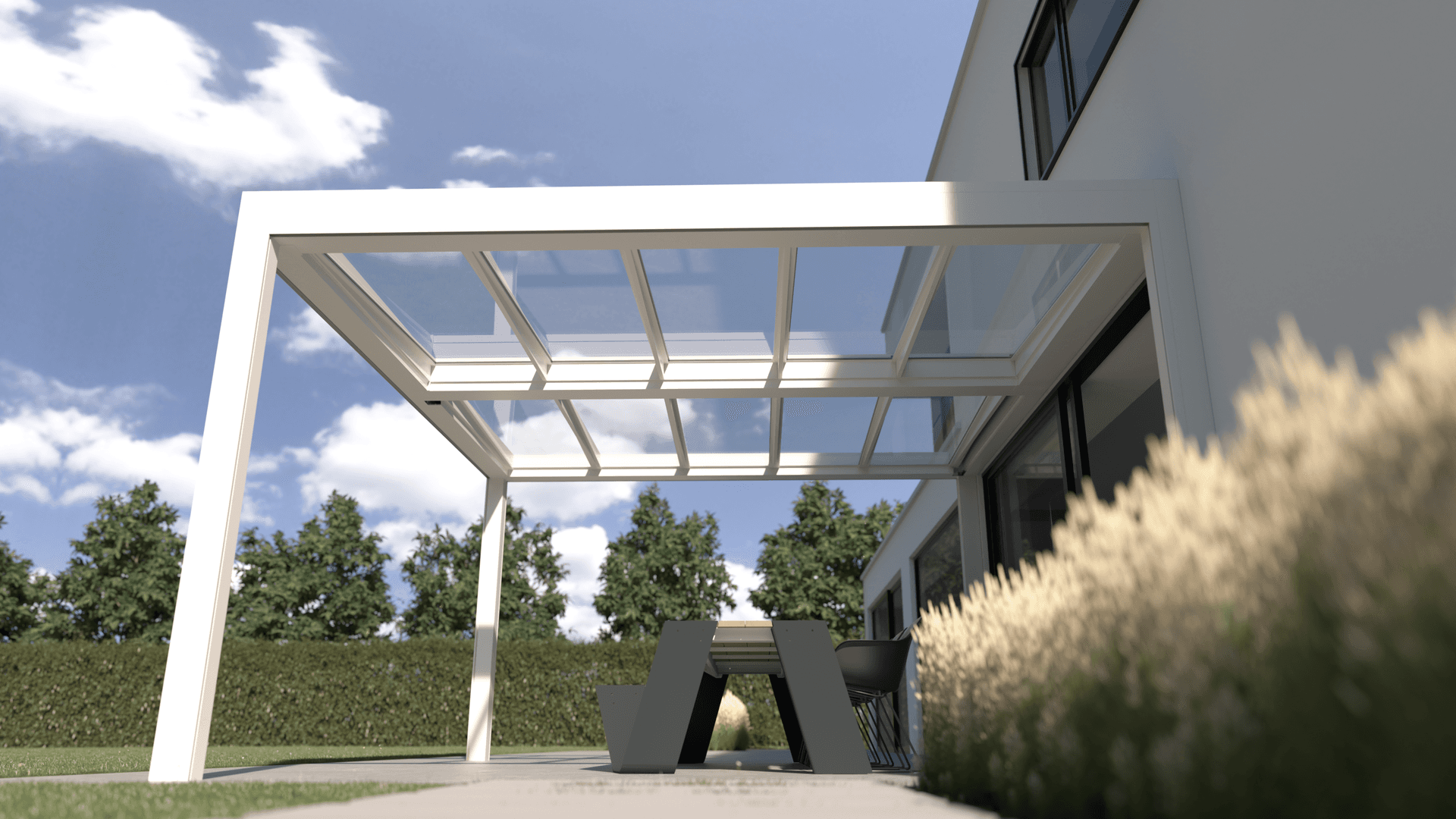 Aluminium B700‑pergola met glazen dak boven een lichte buiteneettafel naast een moderne witte woning met strakke tuinindeling