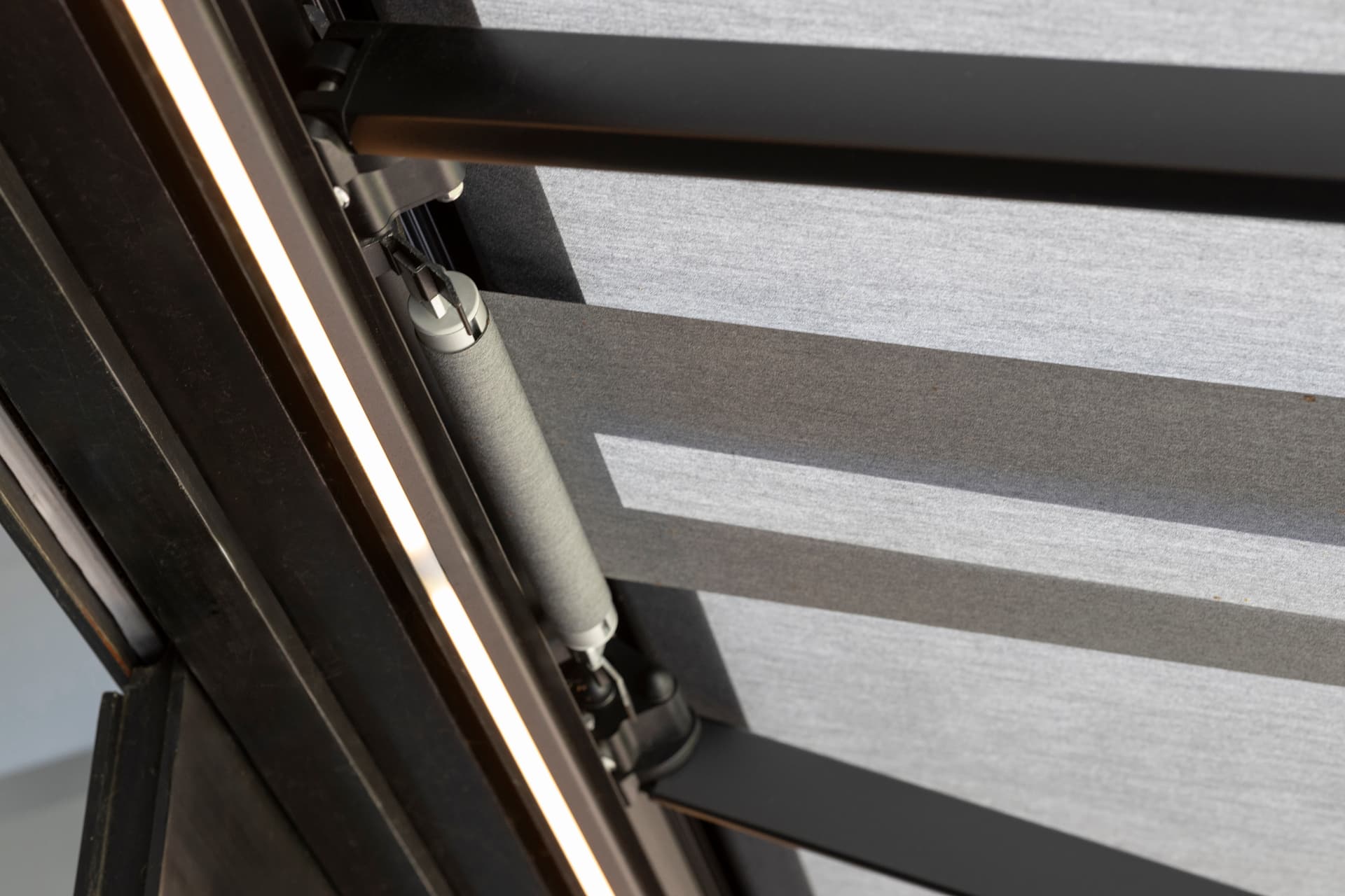 Close‑up van de Brustor junction roller die het doek van een volant of screen soepel en stabiel geleidt